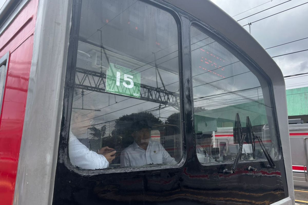 Kala Menhub Rasakan Perjalanan KRL Molor karena Gangguan Rel