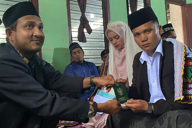 Para petugas KUA Bukit, Bener Meriah, Aceh tetap bertugas menikahkan pasangan meski cuaca buruk dan terkena bencana, akhir November 2025.