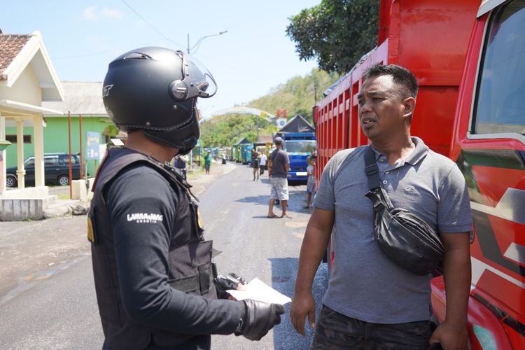 Bupati Lumajang Thoriqul Haq saat sidak truk pasir tanpa SKAB