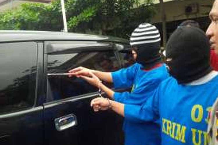  Tersangka Eko dan Budi memeragakan cara mencongkel karet kaca mobil menggunakan obeng sebelum memecah kacanya di Polres Semarang. 