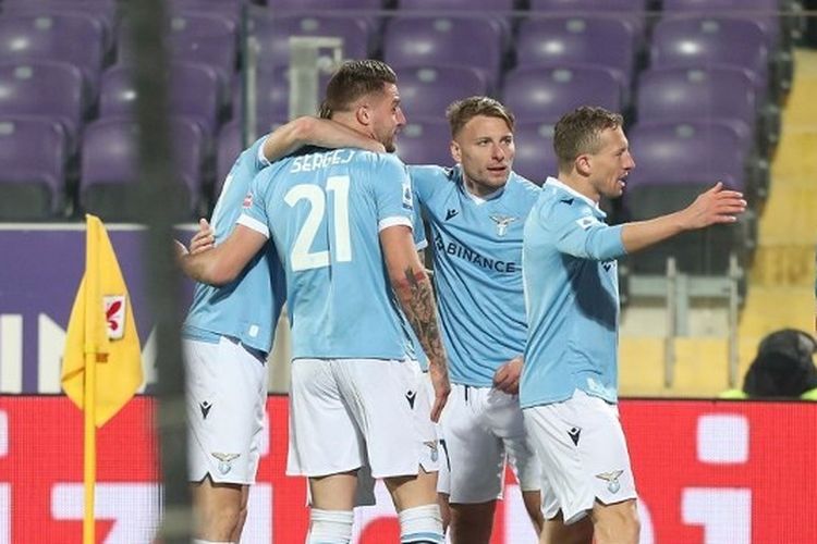 Para pemain Lazio merayakan gol Sergej Milinkovic-Savic pada laga pekan ke-24 Liga Italia melawan Fiorentina di Stadion Artemio Franchi, Minggu (6/2/2022) dini hari WIB. Pertandingan Fiorentina Vs Lazio berakhir 0-3 untuk kemenangan tim tamu.