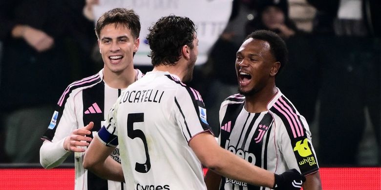 Lois Openda (kanan) merayakan gol dengan Manuel Locatelli dan Kenan Yildiz (kiri) dalam pertandingan sepak bola Serie A Liga Italia antara Juventus vs AS Roma di Stadion Allianz di Turin, Italia utara, pada 20 Desember 2025. (Foto oleh MARCO BERTORELLO / AFP)