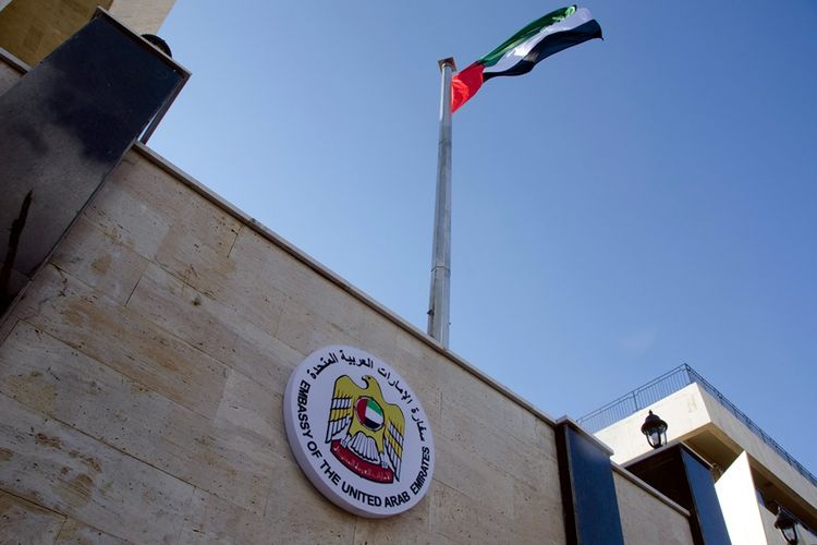 Bendera Uni Emirat Arab yang kembali berkibar di gedung kedutaan besar di Damaskus, menandakan kembalinya hubungan diplomasi antara kedua negara, Kamis (27/12/2018).