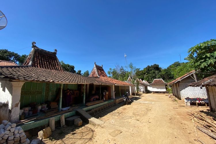 Deretan rumah berbentuk bangsal di pemukiman Tanean Lanjhang memanjang ke arah timur di Dusun Buddagan I Desa Larangan Luar, Kecamatan Larangan, Kabupaten Pamekasan.