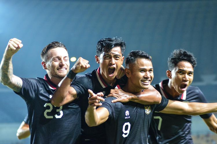 Para pemain timnas Indonesia merayakan gol Dimas Drajad ke gawang timnas Curacao pada laga FIFA Matchday di Stadion GBLA, Bandung, Sabtu (24/9/2022).