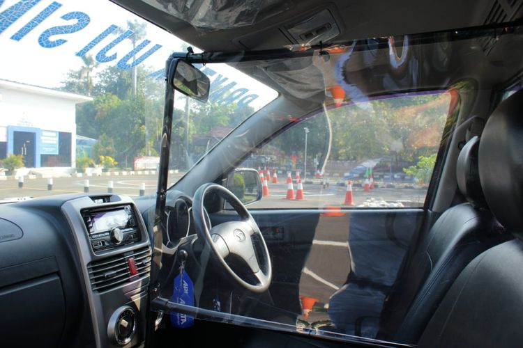 Pemasangan sekat di mobil uji praktik SIM di Satpas Daan Mogot, Cengkareng, Jakarta Barat, Jumat (12/6/2020)