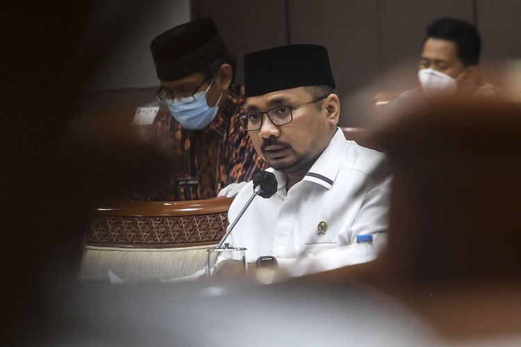 Menteri Agama Yaqut Cholil Qoumas menyampaikan pandangannya saat rapat kerja bersama Komisi VIII DPR di Komplek Parlemen, Jakarta, Kamis (8/4/2021). Dalam rapat kerja tersebut Menag menyampaikan bahwa  operasional penyelenggaraan ibadah haji tahun 1442 H/2021 M masih menunggu keputusan Kerajaan Arab Saudi  dan target vaksinasi COVID-19 kepada 57.630 lansia jemaah calon haji selesai. ANTARA FOTO/Muhammad Adimaja/rwa.