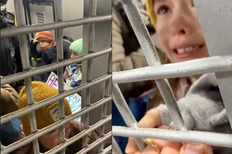 Tangkap layar sebuah video menunjukkan seorang ibu Rusia mencoba menenangkan putrinya yang menangis, dan berusaha menjelaskan mengapa mereka ditahan oleh polisi bersenjata karena menentang serangan Rusia ke Ukraina.