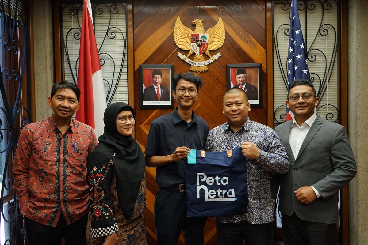 Alif Mahardhika berfoto bersama Konsulat Jenderal RI San Francisco Prasetyo Hadi dan jajaran.