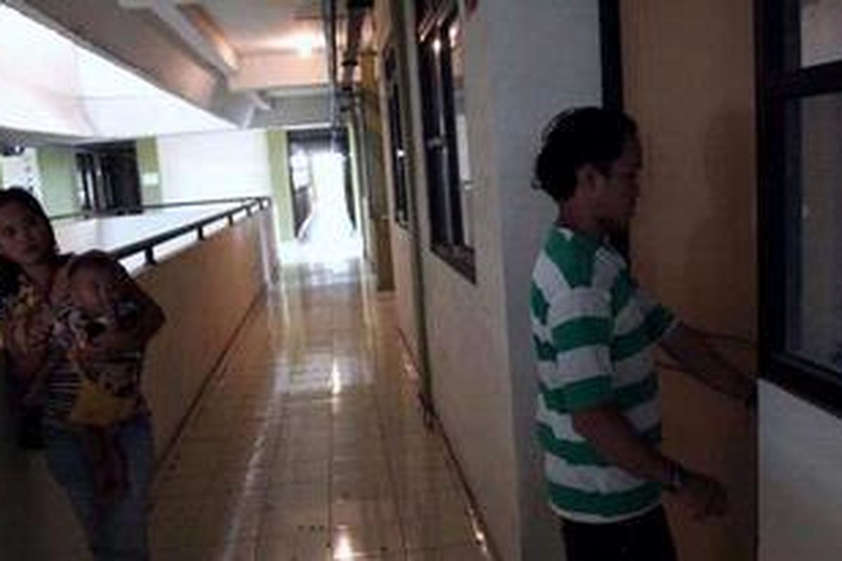 Keluarga korban banjir, Mukhlis (bapak), Imas (ibu), dan Ninno, melihat rumah barunya yang terletak di Rusun Marunda Blok 2 Lantai 2 Unit 18, Jakarta Utara, Senin (28/1/2013). Sebelumnya ia tinggal di bantara Waduk Pluit di Muara Baru, Penjaringan, Jakarta Utara. Mereka rela pindah ke rusun untuk memulai hidup yang lebih baik.