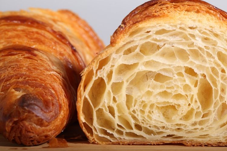 Ilustrasi croissant dengan adonan yang mengembang sempurna.