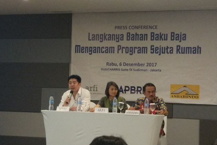 Asosiasi Roll Former Indonesia (ARFI), Asosiasi Produsen Baja Ringan Indonesia (APBRI) dan Asosiasi Baja Ringan dan Atap Ringan Indonesia (Asbarindo) saat konferensi pers, Rabu (6/12/2017)