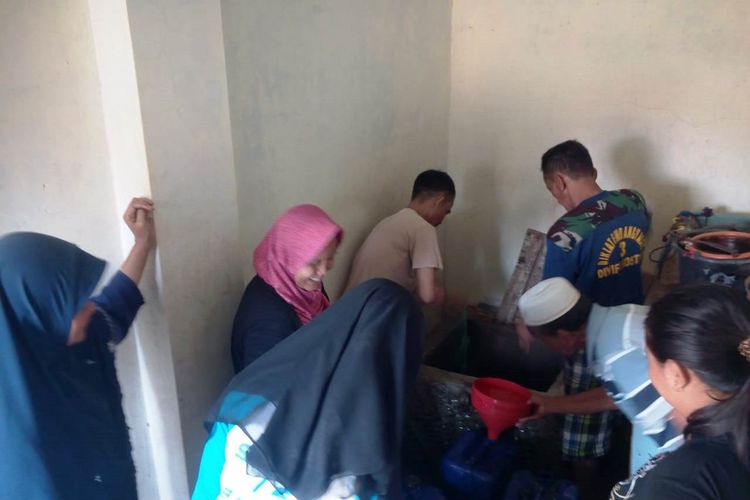 Sejumlah warga sedang mengambil air dari dalam sumur di Kampung/Desa Ramasari, Kecamatan Haurwangi, Kabupaten Cianur, Jawa Barat, Minggu (6/10/2019) yang tidak pernah kering meski dalam kondisi kemarau panjang seperti sekarang ini.