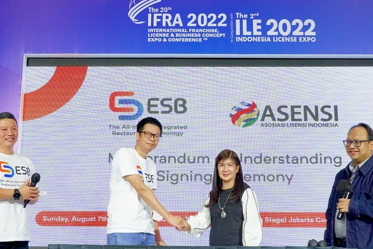 Penandatanganan kerja sama ESB dan ASENSI untuk tingkatkan skala usaha UMKM di Indonesia pada IFRA-ILE 2022. 