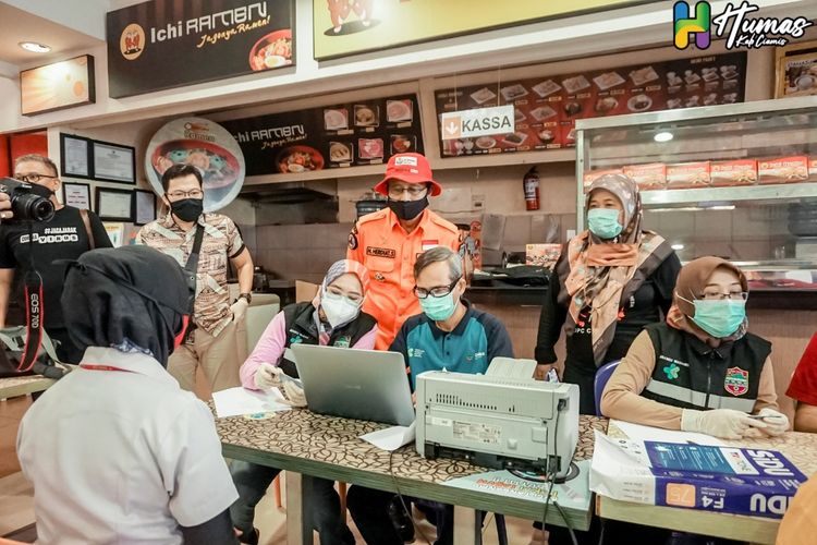 Bupati Ciamis (baju oranye) Herdiat Sunarya memantau jalannya tes Swab terhadap karyawan Yogya Dept Store Ciamis, Jumat (29/5/2020).