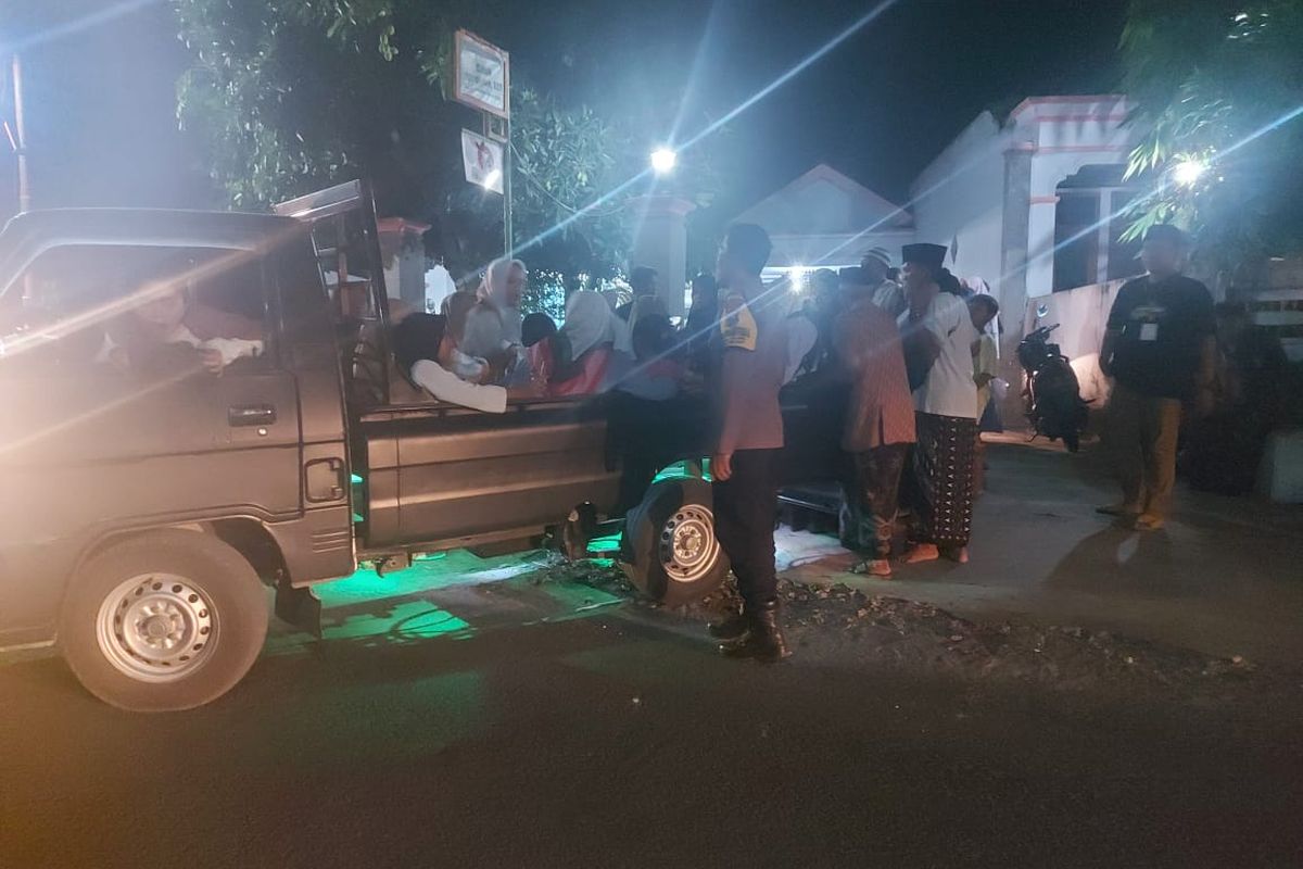 Evakuasi jemaah yang mengalami keracunan saat pelaksanaan pengajian dan sholawatan di Desa Krecek, Kecamatan Badas, Kabupaten Kediri, Jawa Timur, Selasa (1/10/2024) malam.