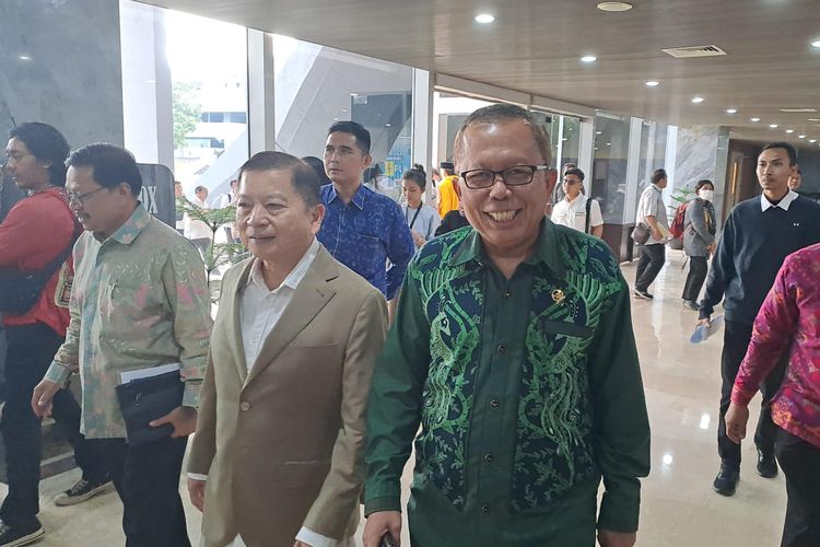 Arsul Sani (kanan) ketika mendampingi Menteri PPN/Bappenas Suharso Monoarfa ketika memasuki ruang rapat Komisi II DPR, Senayan, Jakarta, Senin (21/8/2023). 