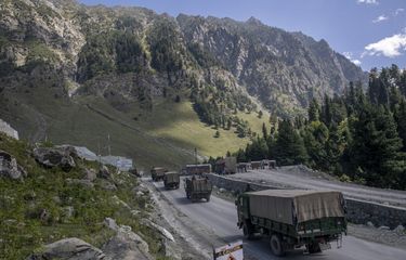 Pasukan India konvoi di jalan Srinagar-Ladakh di Gagangeer, daerah timur laut dari Srinagar, India, 9 September 2020. Situasi di perbatasan China dan India di wilayah Himalaya kembali panas setelah dua tahun relatif tenang. Pasukan patroli India dan China kembali bentrok pada 9 Desember 2022. 