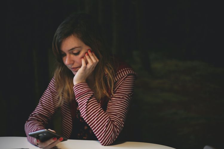 Menyadap ponsel pasangan bisa jadi pertanda Anda mengalami gangguan mental paranoid.