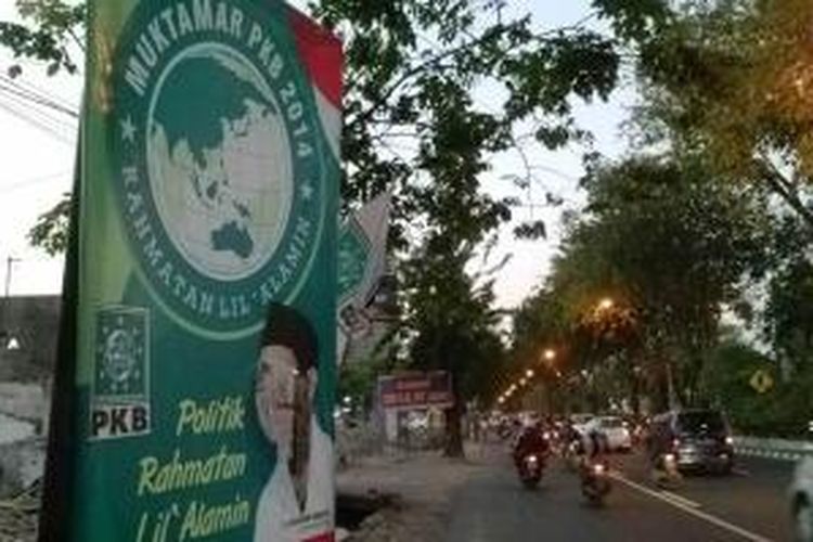 Baliho Muktamar PKB di Jalan Ahmad Yani Surabaya. Gambar wajah Ketua Umum PKB, Muhaimin Iskandar, di baliho tersebut dirobek.