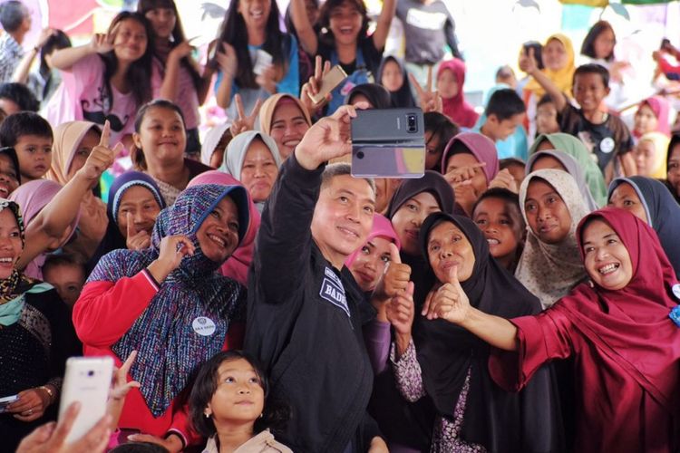 Calon Wakil Wali Kota Bogor, Dedie A Rachim, saat berfoto bersama warga dalam kegiatan kampanyenya, Jumat (18/5/2018).