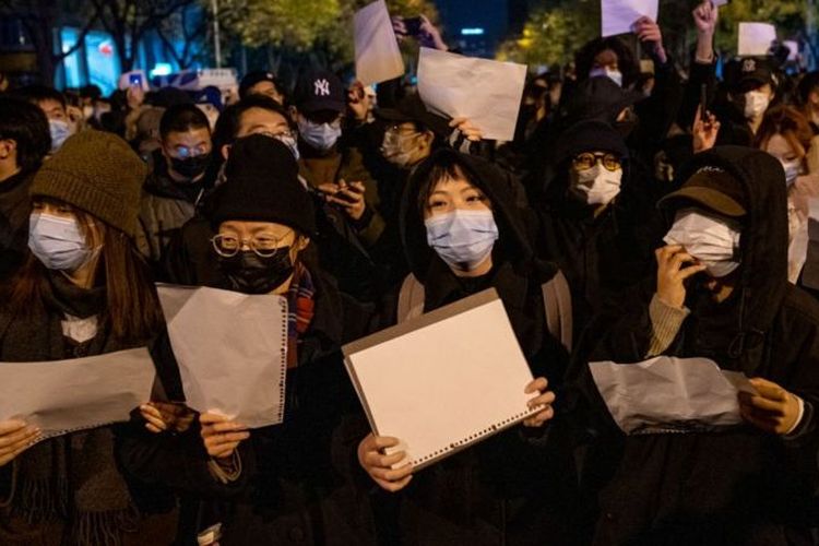 Demonstran di China menentang kebijakan nol Covid.