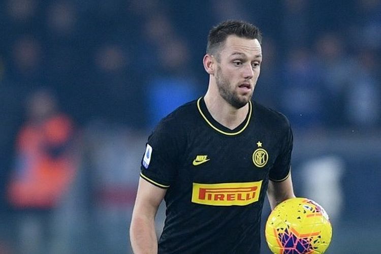 Stefan de Vrij menguasai bola pada laga Lazio vs Inter Milan di Stadion Olimpico, 16 Februari 2020.