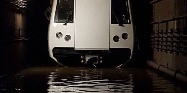 Kereta terendam banjir di terowongan bawah tanah antara Stasiun Bishan dan Braddell, Sabtu (7/10/2017)