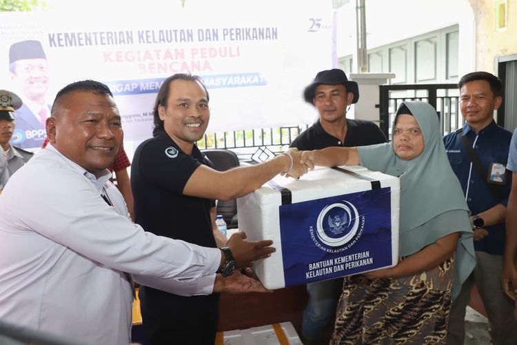 Asisten Khusus Menteri Kelautan dan Perikanan Bidang Media dan Komunikasi Publik Doni Ismanto menyerahkan paket bantuan kepada perwakilan warga korban banjir di Kampuang Galapuang Ulakan, Kecamatan Ulakan Tapakis, Kabupaten Padang Pariaman, Sumatera Barat, Senin (11/3/2024). Paket bantuan tersebut diantaranya berupa produk perikanan yang bisa menjadi sumber protein bagi warga terdampak banjir dan longsor di Sumbar.