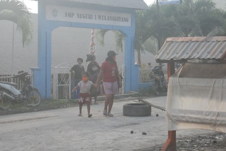 SMP Negeri 1 Wulanggitang salah dijadikan salah tempat pengungsian bagi warga yang terdampak erupsi Lewotobi Laki-laki, Rabu (3/1/2023).