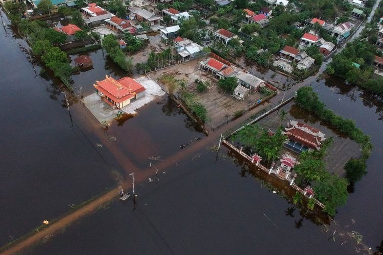 Gambar udara yang diambil pada 15 Oktober 2020 menunjukkan rumah-rumah yang terendam air banjir yang disebabkan oleh hujan lebat di distrik Hai Lang di provinsi Quang Tri Vietnam tengah.