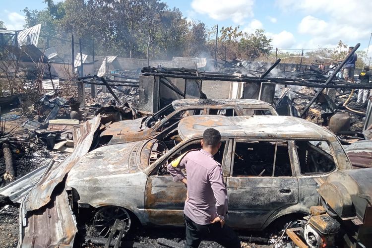 Kebakaran rumah di Desa Sanggaoen, Kecamatan Lobalain, Kabupaten Rote Ndao, Nusa Tenggara Timur (NTT), menghanguskan tiga unit mobil dan satu unit motor