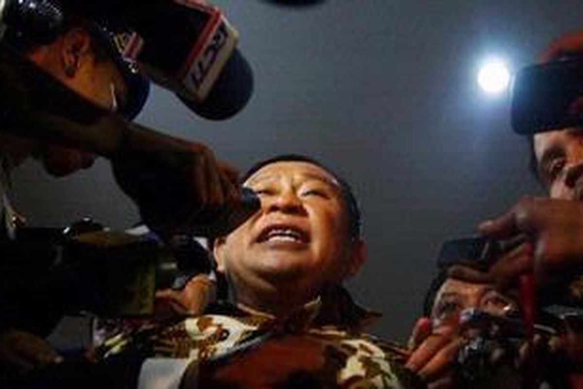 Mantan Kabareskrim Komjen (Pol) Susno Duadji dengan pengawalan ketat keluar dari gedung Badan Reserse Kriminal Mabes Polri, Jakarta Selatan, Selasa (11/5/2010). Susno resmi ditahan di Rumah Tahanan Markas Komando Brimob Kelapa Dua terkait kasus suap penangkaran arwana di Riau. 