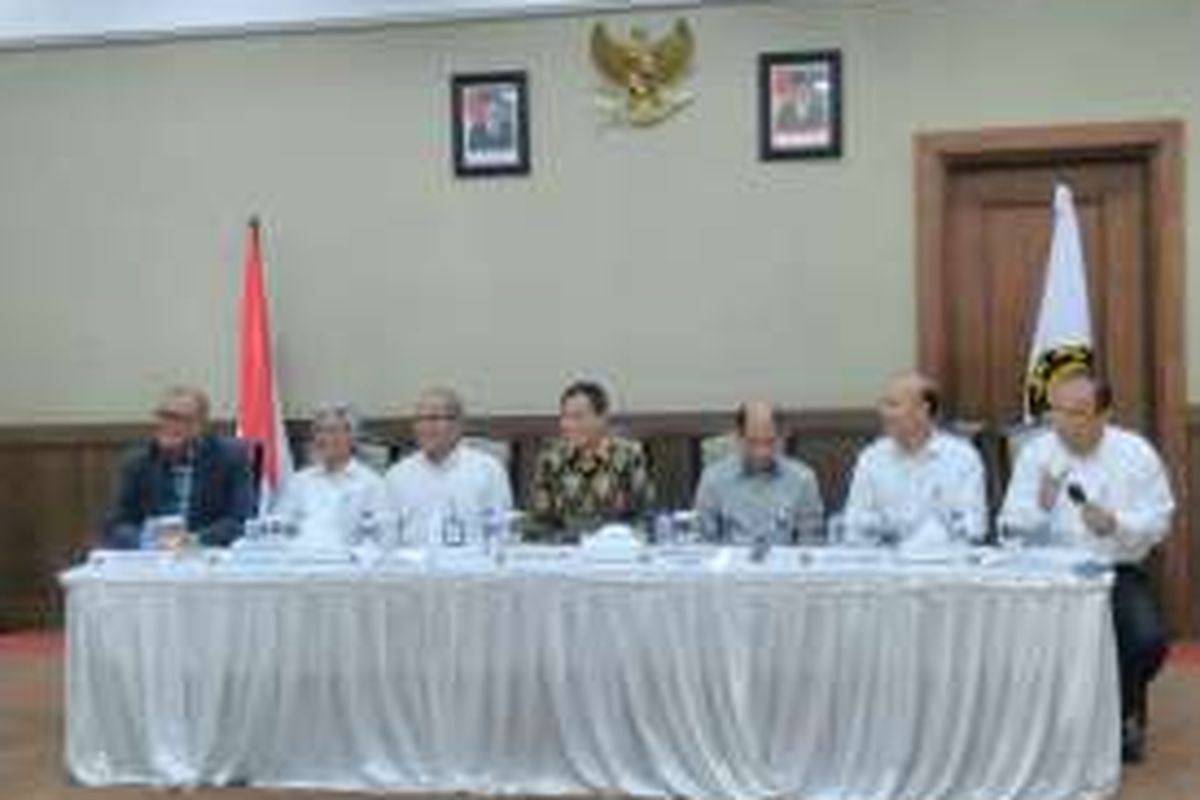 Menteri Energi dan Sumber Daya Mineral (ESDM) Ignasius Jonan (tengah) saat konferensi pers amandemen bagi hasil Wilayah Kerja Blok Mahakam, di Jakarta, Selasa (25/10/2016)