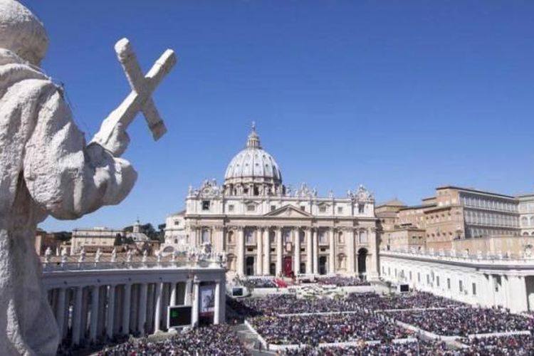 Umat memenuhi Alun-alun Santo Petrus untuk menghadiri Misa Minggu Palma bersama Paus Fransiskus di Vatikan, 29 Maret 2015.