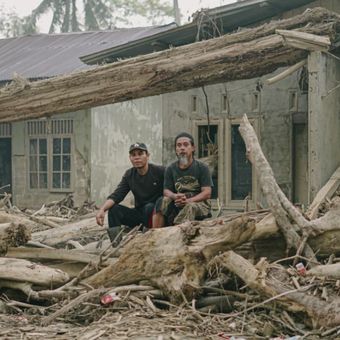 Warga korban banjir di Desa Tanjung Karang, Kecamatan Karang Baru, Kabupaten Aceh Tamiang, Minggu (21/12/2025)