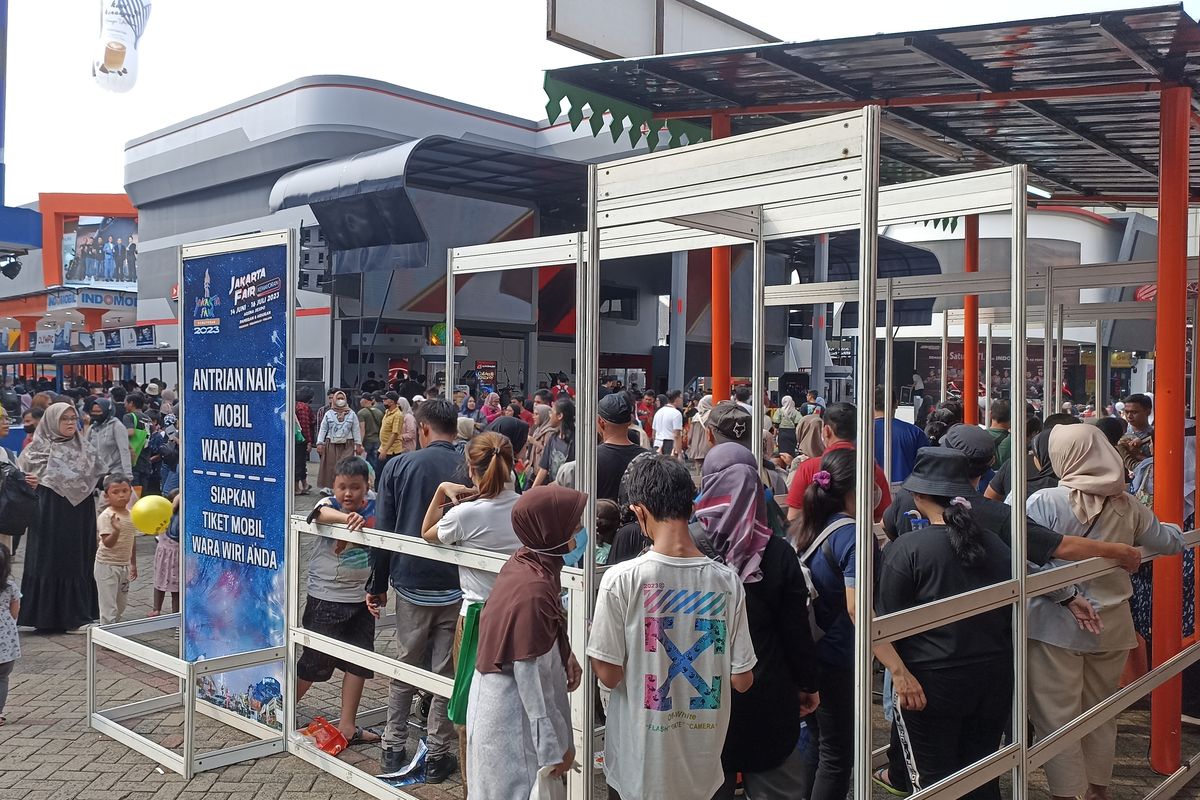 Antrean pengunjung Pekan Raya Jakarta (PRJ) atau Jakarta Fair 2023 yang hendak naik kendaraan Wara Wiri di JIExpo Kemayoran, Jakarta Pusat, Minggu (25/6/2023).