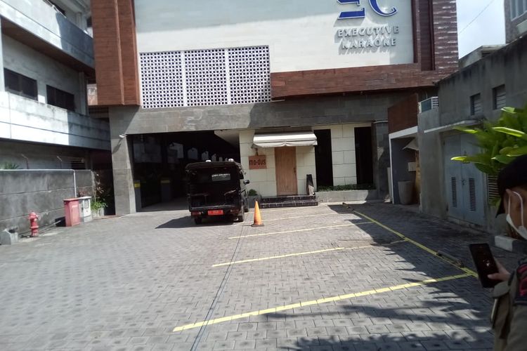 Petugas Satpol PP Kota Denpasar saat mendatangi Karaoke Executive Club