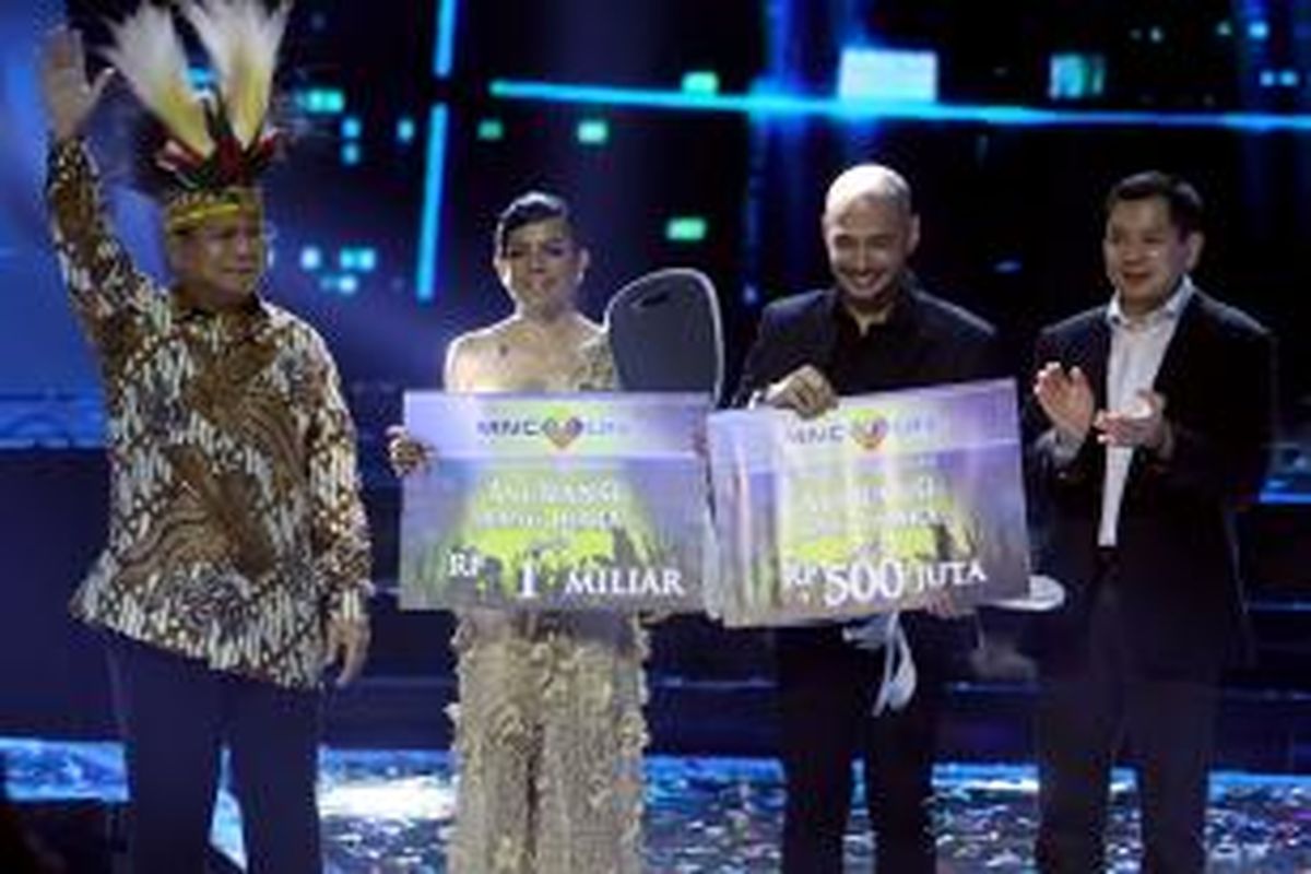 Pemenang Indonesian Idol 2014, Nowela Elizabeth Mikhelia Auparay atau Nowela Idol (kedua kiri) dan Runner Up Indonesian Idol 2014, Husein Alatas atau Husein Idol (kedua kanan), berfoto bersama bakal calon presiden dari Partai Gerindra, Prabowo Subianto (kiri), dan CEO MNC Group, Hary Tanoesoedibjo, usai pemberian hadiah secara simbolis dalam konser Result and Reunian Show Indonesian Idol 2014 di Hall D JIExpo, Kemayoran, Jakarta Pusat, Jumat (23/5/2014) malam. 