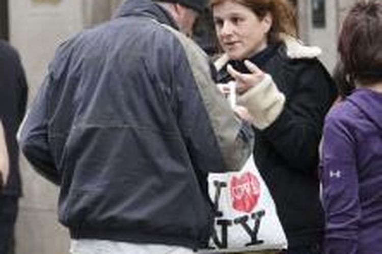 Karine Gombeau, turis asal Paris, memberikan pizza sisanya kepada seorang gelandangan yang ternyata bintang Hollywood, Richard Gere, yang sedang syuting film di Grand Central Station, New York.
