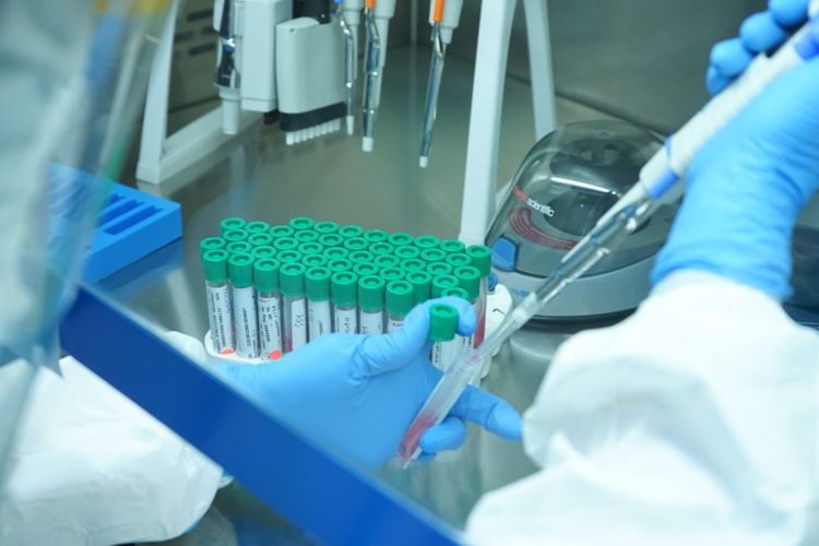 Analis melakukan pengujian atau tes sampel Covid-19 di Laboratorium Biomolekular Rumah Sakit Royal Progress yang baru diresmikan, Jumat (18/12/2020).