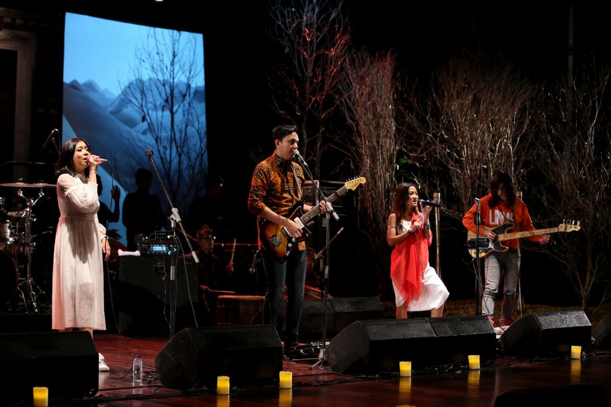 Grup Barasuara menghibur penonton saat konser bertajuk Guna Manusia pada gelaran Liztomania volume 4 di Gedung Kesenian Jakarta, Selasa (14/8/2018). 