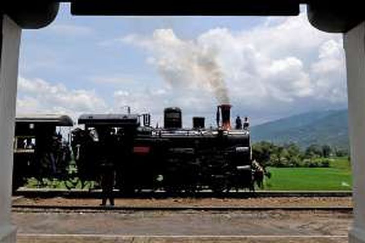 Lokomotif uap langsir sebelum mendorong gerbong kereta wisata saat akan menanjak dari Stasiun Jambu menuju Stasiun Bedono, Kabupaten Semarang, Jawa Tengah, Kamis (27/10/2016). Jalur kereta api Ambarawa-Bedono kembali dioperasikan setelah hampir dua tahun dalam proses perbaikan.