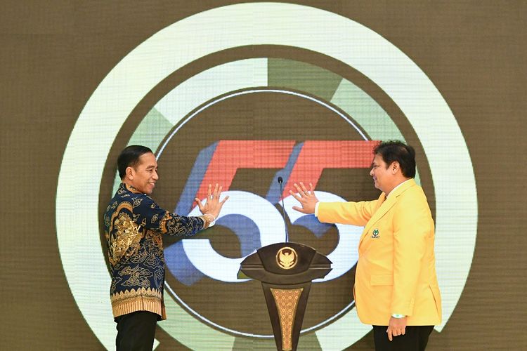 Presiden Joko Widodo (kiri) bersama Ketua Umum DPP Partai Golkar Airlangga Hartarto (kanan) menekan layar saat membuka peringatan HUT ke-55 Partai Golkar di Jakarta, Rabu (6/11/2019). Peringatan tersebut mengambil tema 55 Tahun Bersatu Untuk Negeri, Berkarya Untuk Bangsa. ANTARA FOTO/M Risyal Hidayat/foc.