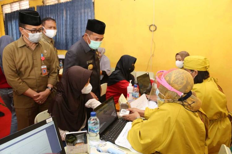 Wali Kota Serang Syafrudin saat meninjau pelaksanaan vaksinasi di SMPN 7 Kota Serang