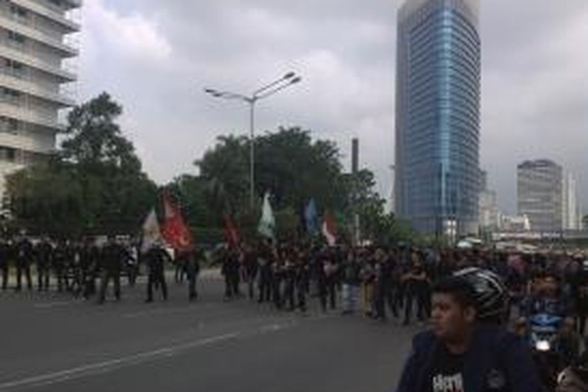 Kegiatan aksi Mahasiswa Trisakti saat melakukan long march dari Bundaran HI menuju Istana Negara, Senin (12/5/2014)