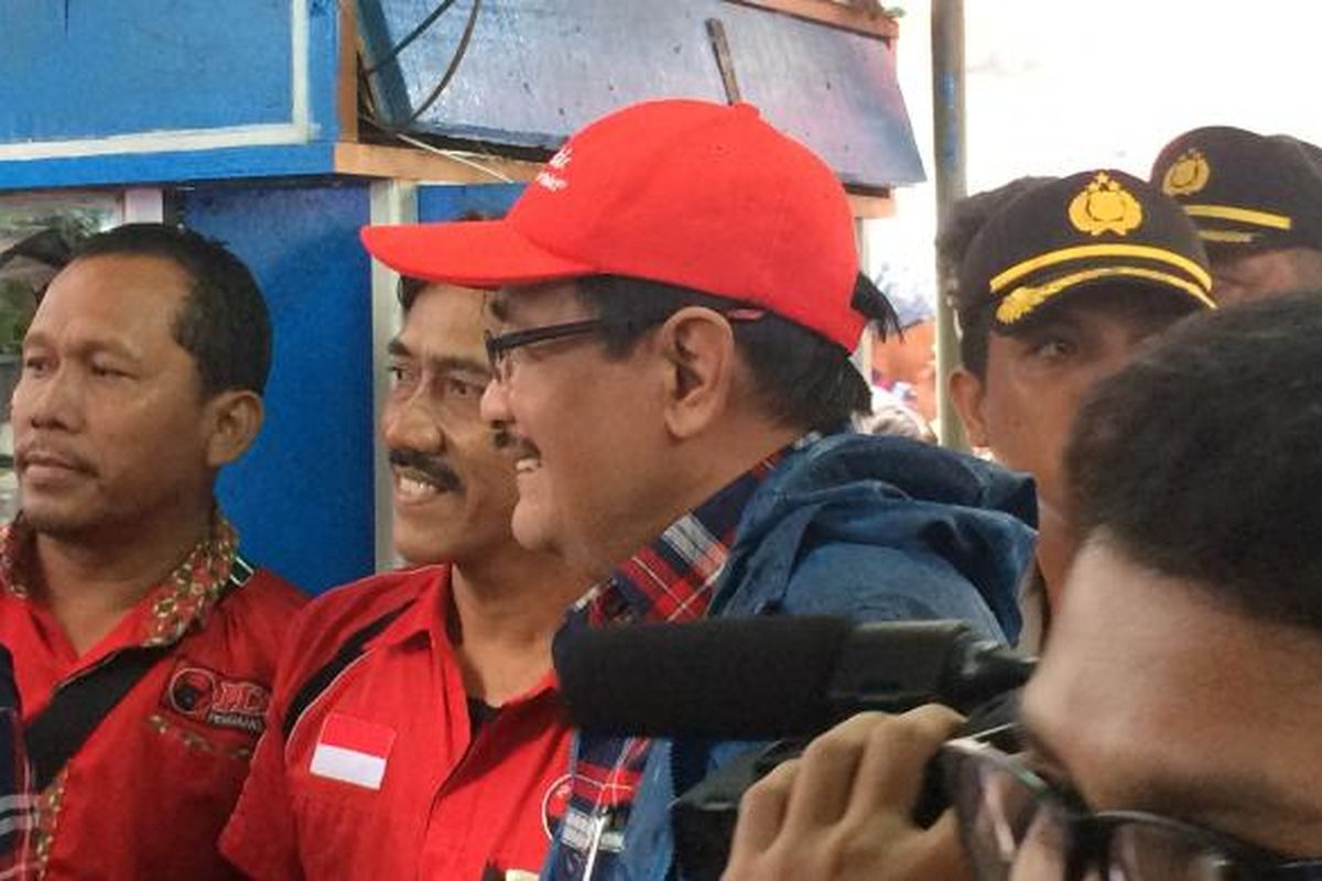 Hujan deras langsung turun saat Calon wakil gubernur DKI Jakarta, Djarot Saiful Hidayat blusukan di Jalan Semangka II, Jati Pulo, Jakarta Barat, Selasa (31/1/2017). Djarot yang baru turun dari mobil langsung menuju ke warung kopi.