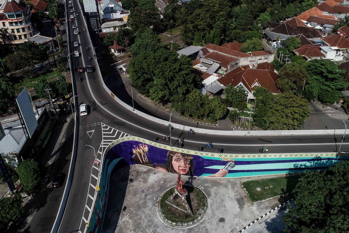 Mural di dinding jembatan layang Manahan dari udara di Solo, Jawa Tengah, Jumat (24/5/2019). Mural tokoh figur Pandawa Lima seperti Yusdistira, Bima, Arjuna, Nakula dan Sadewa menghiasi dinding sepanjang 2500 meter. Fly over Manahan Solo dirancang sepanjang 600 meter dan lebar 9 meter.