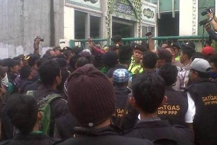 Puluhan orang mendatangi Kantor Dewan Pengurus Pusat Partai Persatuan Pembangunan di Jalan Diponegoro, Menteng, Jakarta Pusat, Selasa (2/12/2014). Massa yang mengaku sebagai pendukung Romahurmuziy itu ingin menduduki kantor tersebut.