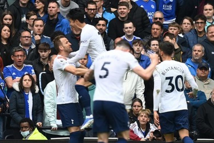 Penyerang Tottenham, Harry Kane, melakukan selebrasi bareng Son Heung-min, usai menjebol gawang Leicester dalam laga Liga Inggris 2021-2022 di Stadion Tottenham Hotspur, London, Minggu 1 Mei 2022.